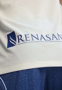 Tissu blanc à texture avec un logo bleu "RENASSAN" sur le devant ; accent bleu marine en dessous avec un motif moucheté.
