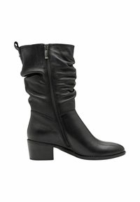 Botă neagră din piele, până la genunchi, cu un design lejer, fermoar lateral, vârf rotund și toc gros. Textură netedă, cu hardware minim.