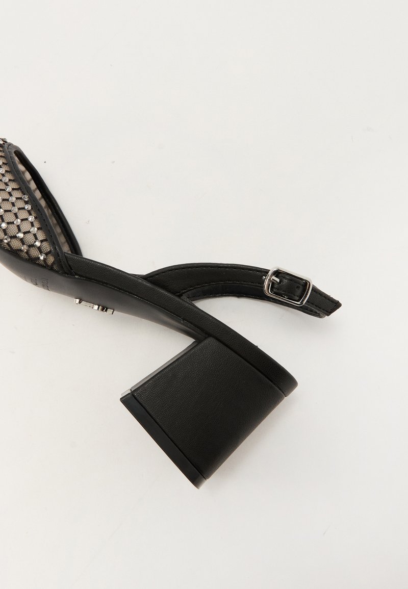 Sandal con tacco alto nera, caratterizzata da una fascia testurizzata, una fibbia sicura e un tacco largo. Design open-toe con una silhouette elegante.