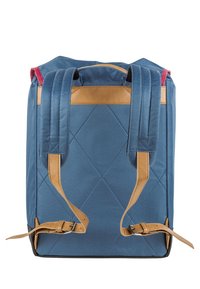 Sac à dos en tissu bleu avec un design matelassé, des sangles en cuir beige et des boucles réglables. Présente une couleur unie, une forme rectangulaire et un dos rembourré.