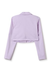 Veste lavande courte avec des manches longues, un col à revers, un tissu lisse et des coutures ajustées, présentant un ourlet droit à l'arrière.