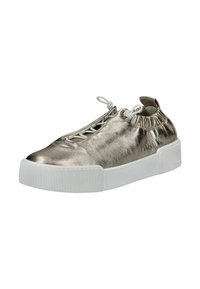 Zapatilla metálica bronce con tobillo elástico, suela de goma blanca y parte frontal texturizada. Presenta un diseño aerodinámico sin cordones tradicionales.