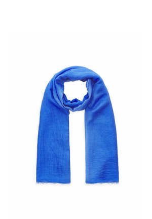 Hellblauer leichter Schal, zu einer Schlaufe gefaltet mit zwei langen Enden, die herabhängen, vor weißem Hintergrund.