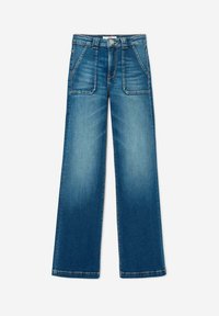 Jean en denim à jambes larges de couleur bleu moyen. Doté de deux poches avant et de coutures visibles. Texture douce avec une légère décoloration vers l'ourlet.