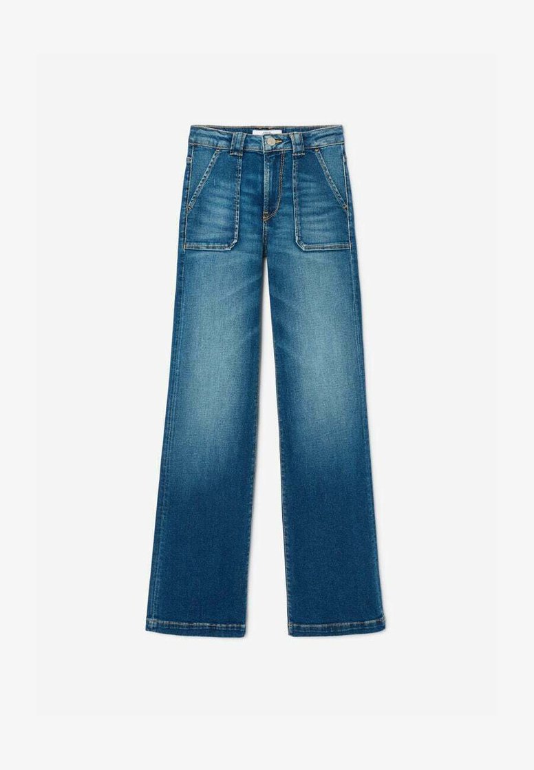Jean en denim à jambes larges de couleur bleu moyen. Doté de deux poches avant et de coutures visibles. Texture douce avec une légère décoloration vers l'ourlet.