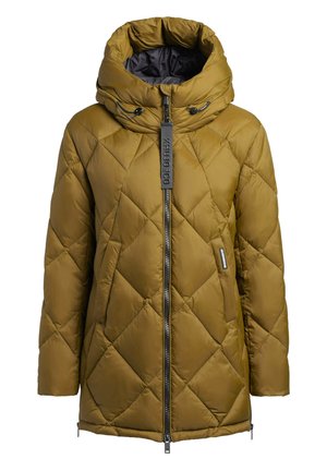 Giubbotto imbottito trapuntato verde oliva con colletto alto, zip frontale e cappuccio regolabile con cordino. Presenta una toppa con logo sulla tasca laterale.