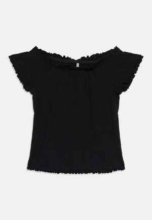 Černá texturovaná halenka krátkého rukávu se spadlými rameny, s volánkovými okraji podél výstřihu, rukávů a lemu.