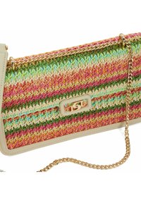 Geweven handtas met een geometrisch patroon in roze, groen en blauwe tinten. Voorzien van een lichtgekleurde leren afwerking en een gouden kettingriem.