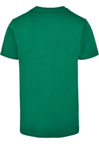 Camiseta de algodón verde, de manga corta, cuello redondo, textura suave, diseño simple, vista trasera con dobladillo recto, sin gráficos ni acentos.