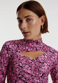 Blumenmuster Langarmkleid auf dunklem Hintergrund, mit rosa Rosen und weißen Blumen, hohem Kragen und einem Schlüsselloch-Ausschnitt am Hals.