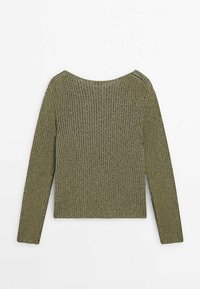 Pull vert olive en maille côtelée avec manches longues et encolure ronde large. Tissu texturé avec une silhouette ajustée et des coutures prononcées.