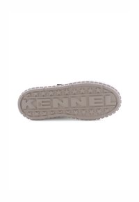 Witte sneakerzool met verhoogd sterrenpatroon, met een dikke rubberen textuur en "KENNEL" in het midden geperst. Vlak ontwerp zonder zichtbare accenten.