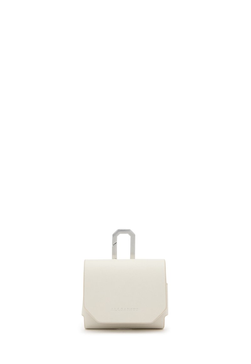 Weiße Lederhandtasche mit geometrischem Design, ausgestattet mit einem Metallgriff und geprägtem Logo auf der Vorderseite. Kompakte, strukturierte Form.