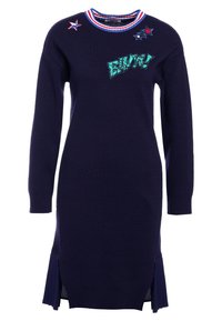 Abito maglione blu navy con maniche lunghe, colletto a coste con strisce rosse, bianche e blu, e toppe decorative a forma di stella; dettaglio con orlo arricciato.