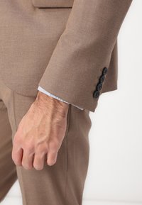 Isaac Dewhirst THE FASHION NOTCH SLIM SUIT - Κοστούμι - dark sand