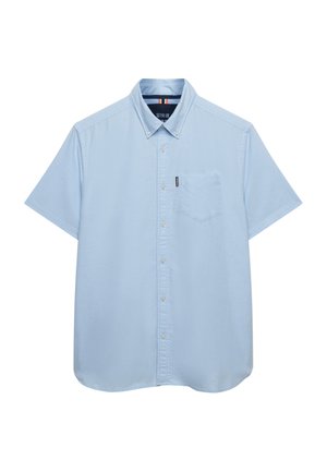 Jasnoniebieska koszula na krótki rękaw zapinana na guziki, z kieszenią na piersi i kołnierzykiem zapinanym na guzik, prezentowana na białym tle.