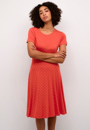 KAHAZEL - Jerseykleid - cayenne chalk dot