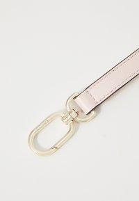 Cintura in pelle rosa con texture liscia, dotata di un gancio in metallo dorato e dettagli di cucitura lungo i bordi.