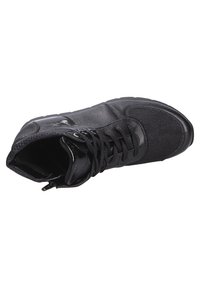 Basket haute en cuir noir avec orteil texturé, lacets, fermeture éclair sur le côté et col de cheville rembourré vue de dessus.
