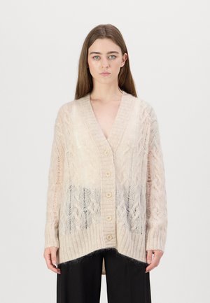 Strikket cardigan i myk beige med åpen front, med teksturerte mønstre og treknapper. Lange ermer og en litt lengre bakhem.