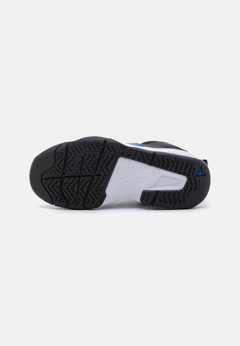 Černobílá podrážka tenisky s texturovanou gumou. Obsahuje modrý akcent a výrazný vzor špičky pro lepší grip. Zpevněný podpatek a podpora klenby.