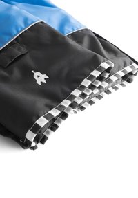 Foldet jakke med en blå overdel og sort underdel. Bemærkelsesværdigt hvidt raketlogo og sorte og hvide stribede detaljer langs kanten.