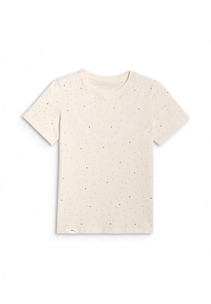 Kremowy t-shirt z krótkim rękawem, z małymi rozsianymi srebrnymi ćwiekami, okrągłym dekoltem, jednolitym tłem.