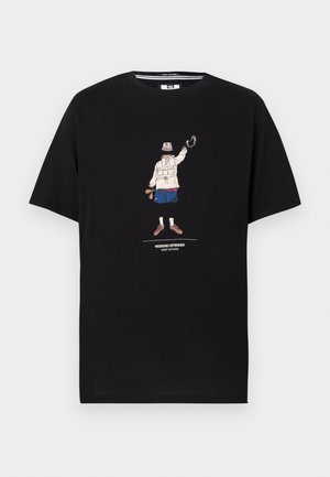 Μαύρο T-shirt με γραφικό ενός ατόμου με καπέλο, μπεζ σακάκι, μπλε σορτς και αθλητικά παπούτσια που υψώνει ένα χέρι, με το κείμενο «Weekend Offender Admit Nothing.»