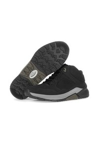 Zwarte sportieve schoenen met een gestructureerde suède bovenkant, verstevigde neuscap en een dikke rubberen buitenzool met een opvallend loopvlakpatroon.