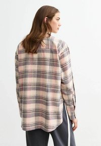 Langärmliges kariertes Hemd aus weichem Stoff, mit einem Muster aus Rosa, Creme und Marineblau, abgerundetem Saum und lässiger Passform.