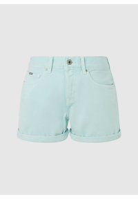 Shorts de mezclilla azul claro con dobladillos enrollados, dos bolsillos delanteros y un pequeño logo de la marca en el bolsillo delantero, con un cierre de botón estándar.