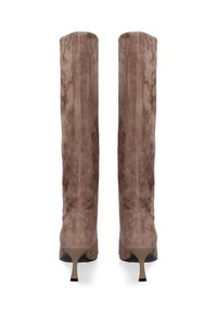 Stivali alti in suede marrone con una forma affusolata, che si restringe nella parte superiore, e sottili tacchi a stiletto in metallo.