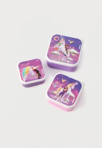 Τρία τετράγωνα κουτιά αποθήκευσης με ζωηρά γραφικά μονόκερου· τα χρώματα περιλαμβάνουν μοβ  και ροζ, με ομαλές επιφάνειες και παιχνιδιάρικα σχέδια.