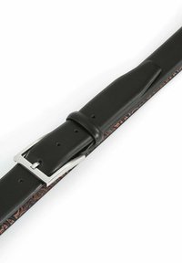 Schwarzer Ledergürtel mit silberfarbenem Metallschnalle, mit floralem Muster auf der Innenseite und mehreren Einstelllöchern entlang der Länge.