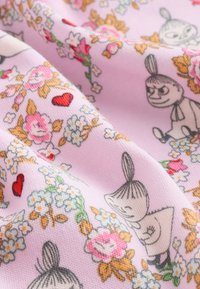 Tessuto viola chiaro con personaggi dei cartoni animati, fiori rosa e bianchi, foglie arancioni e piccoli cuori rossi in un motivo ripetuto.