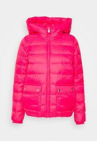 Heldere roze pufferjack met een capuchon, ritssluiting aan de voorkant en twee drukknopen zakken. Heeft een quilted textuur en elastische manchetten en zoom.
