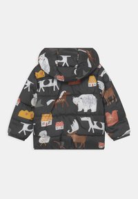 Gevoerde zwarte jas met een capuchon, voorzien van kleurrijke dieren- en huispatronen in wit, bruin, geel en oranje. Rechthoekige vorm.