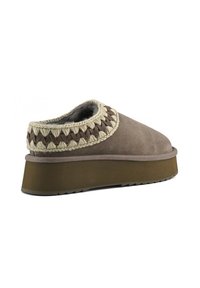 Scarpe slip-on in suede marrone con un'accenzione intrecciata beige sul collare, dotate di una suola platform marrone spessa e di un battistrada testurizzato.
