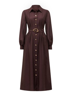 Sukienka koszulowa długa w głębokim burgundowym kolorze, z kołnierzykiem, długimi rękawami, talią podkreśloną paskiem i guzikami w złotym odcieniu.