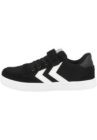 Schwarzer Sportschuh mit weißen Akzenten, ausgestattet mit einem Klettverschluss und Schnürsenkeln. Hergestellt aus Veloursleder und synthetischem Material, mit einer Gummisohle.