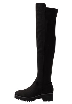 Zwarte over-de-knie laarzen van zachte suede met een platte zool, voorzien van een ronde neus en elastische zijpanelen voor gemakkelijk aan- en uittrekken.
