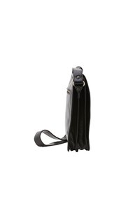 Borsa a tracolla in pelle nera con forma piatta, tracolla regolabile e superficie liscia. Presenta un delicato dettaglio di cucitura.