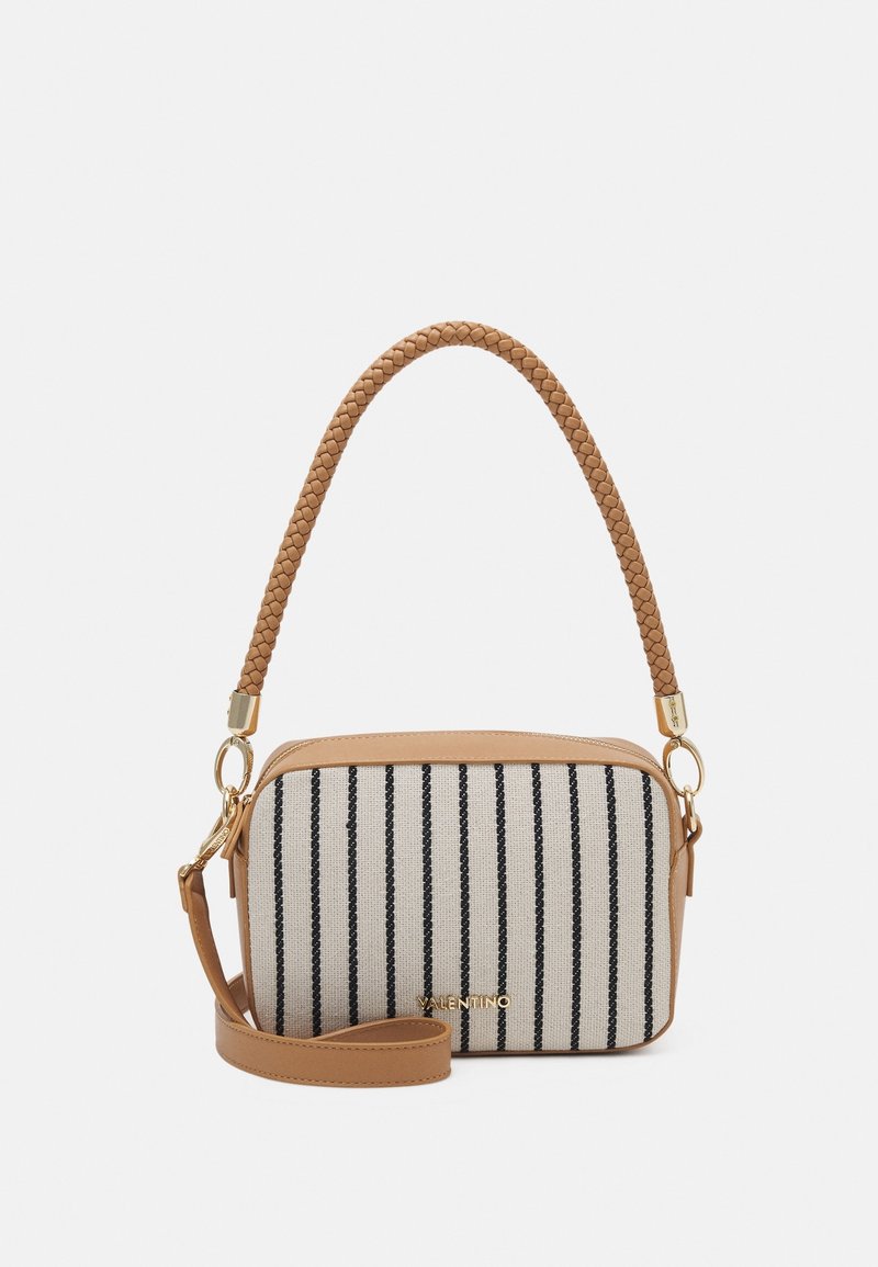 Pruhovaná kabelka v béžové a černé tkanině s hnědou koženou základnou. Obsahuje splétaný popruh a zlaté kovové detaily. Kompaktní obdélníkový tvar.