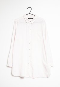 Camicia a maniche lunghe rosa chiaro con bottoni sul davanti, colletto, righe verticali e una tasca sul petto. Tessuto morbido.