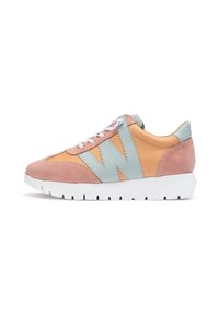 Zapatilla con una parte superior de ante rosa y cuero azul claro, que presenta un pronunciado logo de 'W', cordones blancos y una gruesa suela de goma blanca.