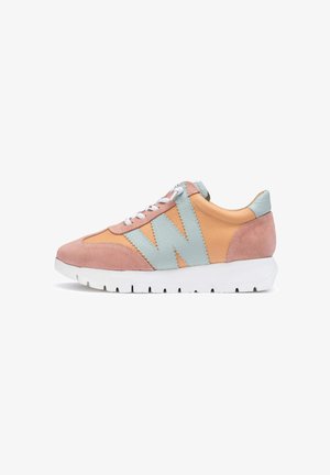 Zapatilla con una parte superior de ante rosa y cuero azul claro, que presenta un pronunciado logo de 'W', cordones blancos y una gruesa suela de goma blanca.