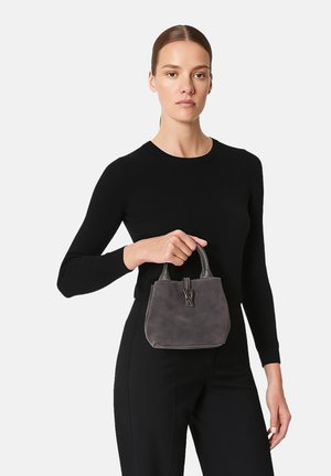 Borsa in suede grigio con design strutturato, doppi manici e un accento decorativo del logo. Texture liscia con forma compatta e rettangolare.