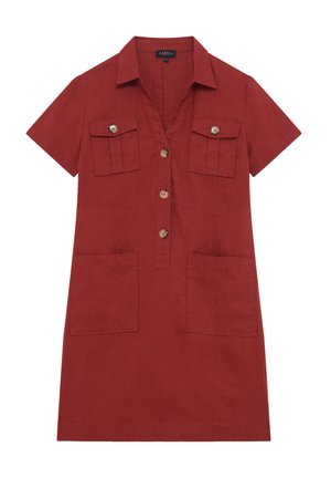 Abito di lino rosso con colletto, maniche corte, chiusura frontale con bottoni, due tasche sul petto e due tasche applicate.
