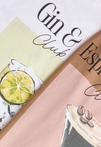 Υφασμάτινα σχέδια που απεικονίζουν ένα τζιν τόνικ με φέτα λεμονιού και ένα εσπρέσο με κόκκους καφέ σε παστέλ φόντα.