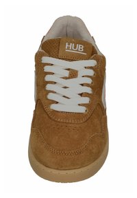 Braune Wildledersneaker mit weißen Schnürsenkeln, gepolsterter Zunge und Gummisohle. Verfügt über durchbrochene Details und ein kontrastierendes Logo auf der Zunge.